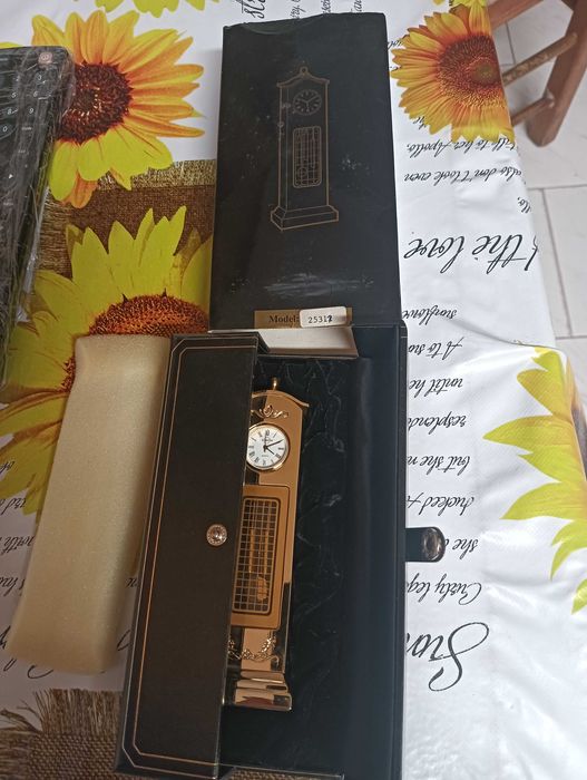 Miniatura relógio Europa Quartz muito bem estimado. Caixa e modelo original