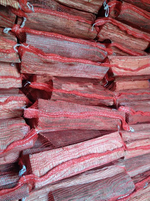 Sacos de lenha garantidamente seca