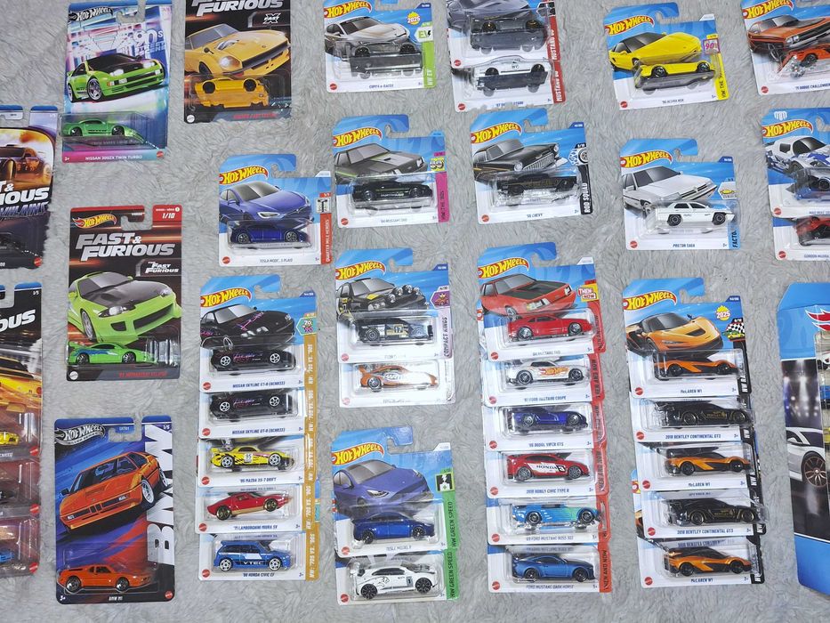 31 sztuki Hot Wheels + 5 PACK