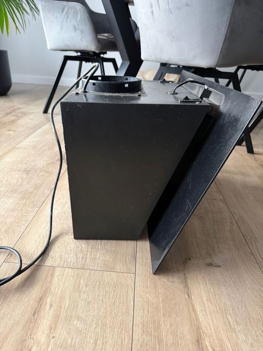 Okap kominowy, przyścienny Whirlpool AKR 037 G BL