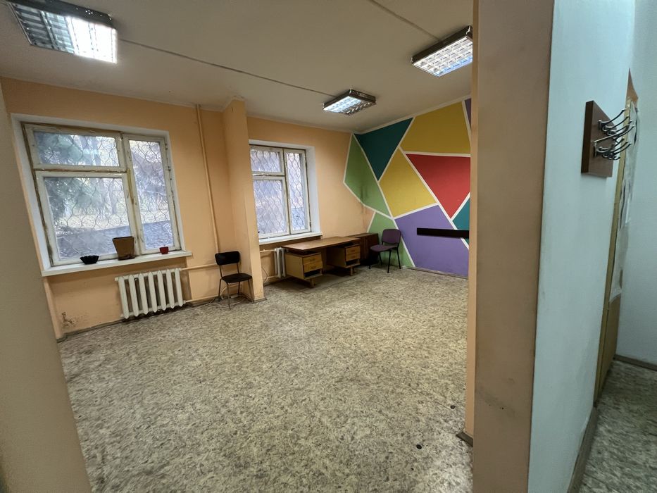 Оренда 2 приміщ.: 30.4 м. кв./12.9 м.кв., Центр, вул. Відінська, 40А,