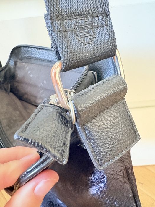 Torebka czarna na ramię listonoszka Mohito