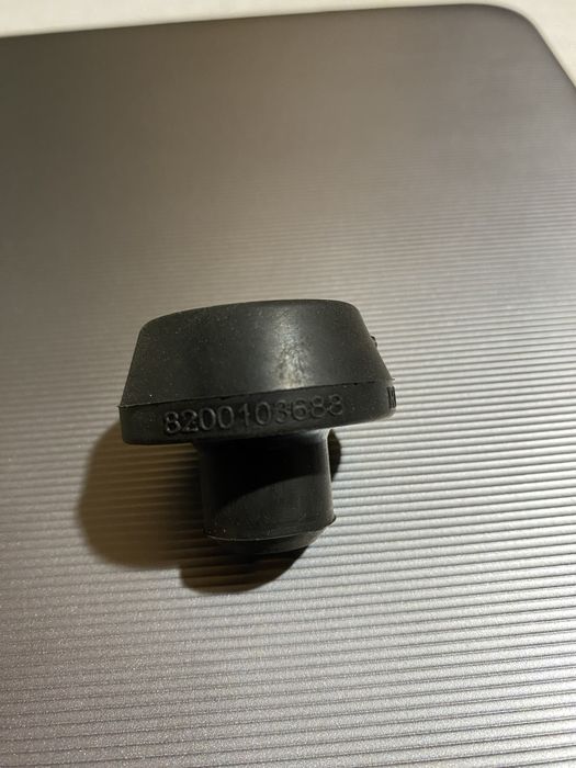 Опора радіатора НОВА оригінал Renault 8200103688 (комплект 2шт)
