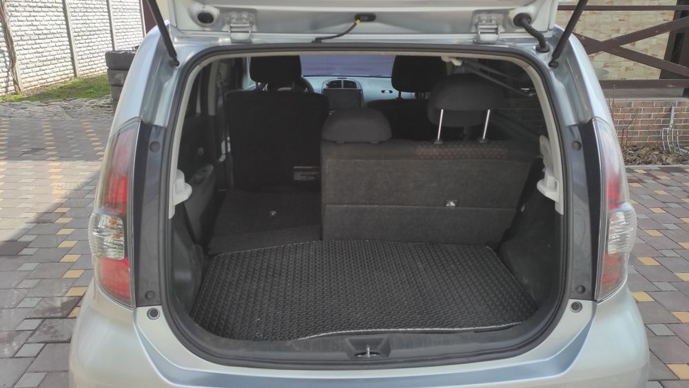 Toyota boon. Daihatsy sirion