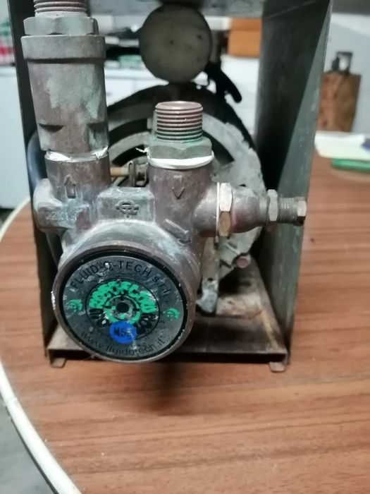 Motor com bomba incorporada para máquina de café.