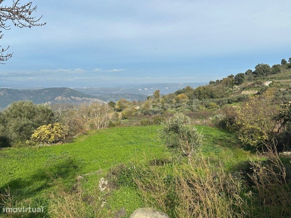 Moradia em granito para recuperar c/ anexo e terreno situada no Felgar