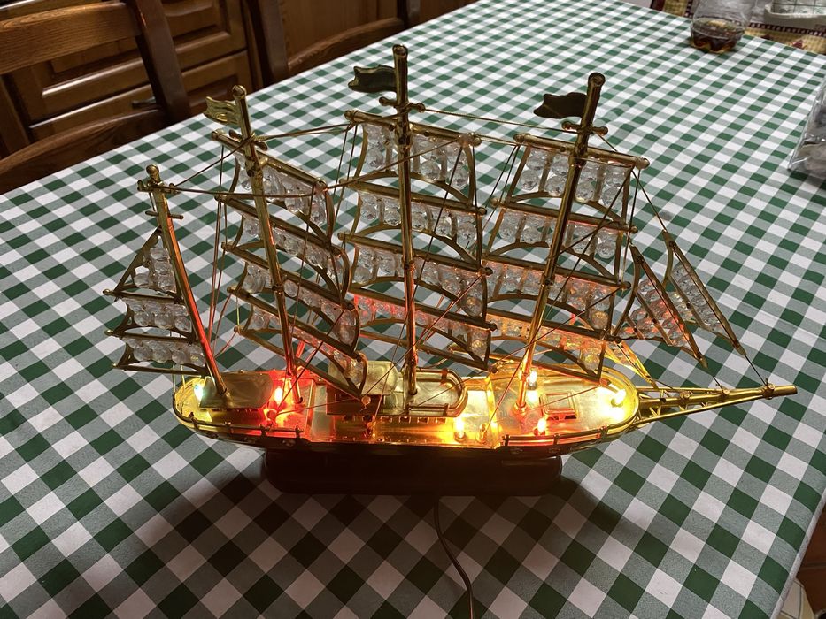 Barco decorativo com luzes e música