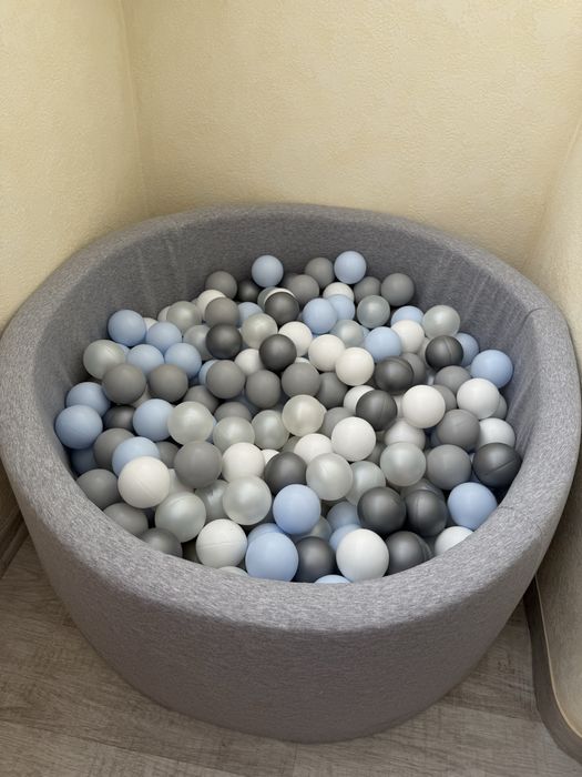Сухий басейн з кульками