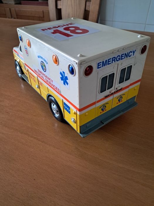 “Vintage Ambulância Rescue 18 Funrise 1992 luzes e som”