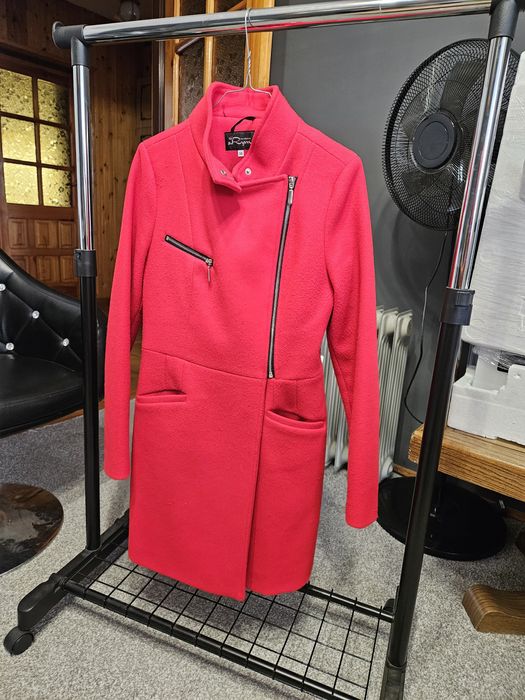 Czerwony damski plaszczyk