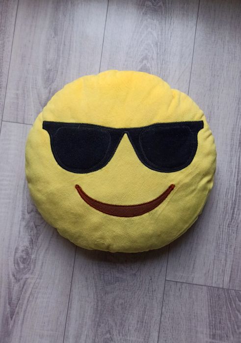 poduszka jasiek emotka emotikon emoji buźka buzia z okularami żółta