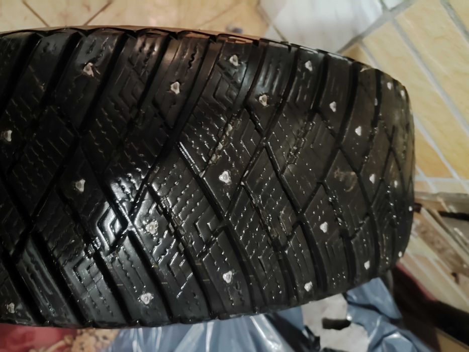 Продам шиповану зимню гуму