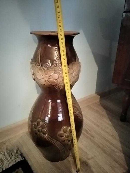 Керамічна ваза витонченої форми