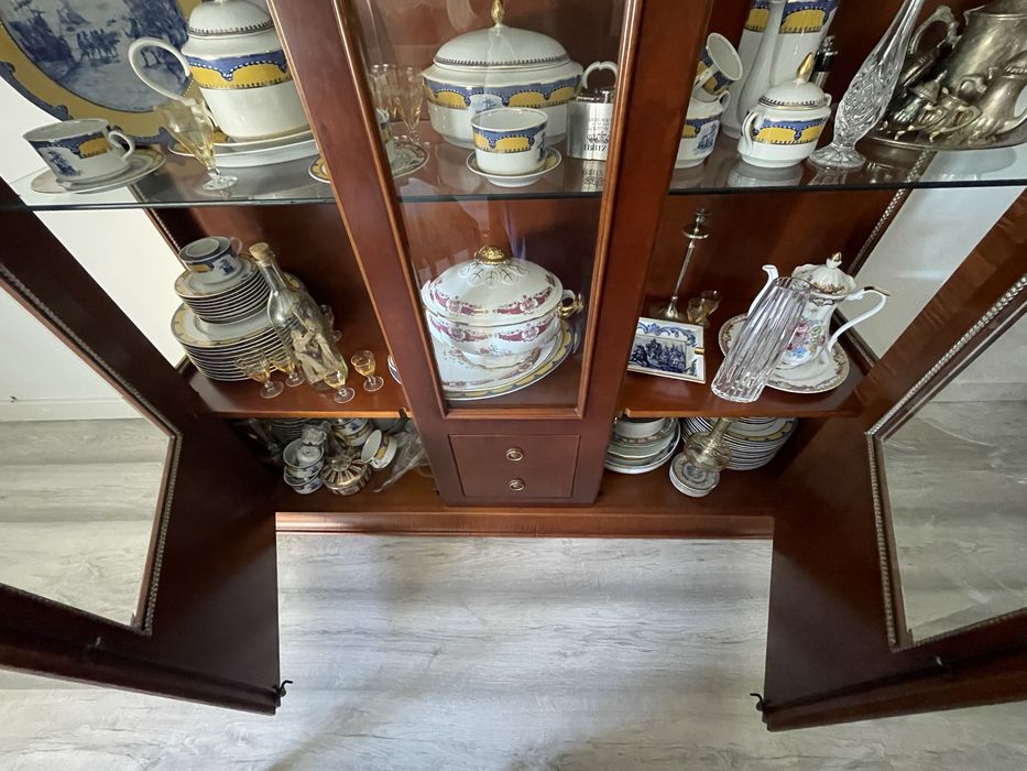 Vitrine em Madeira Maciça