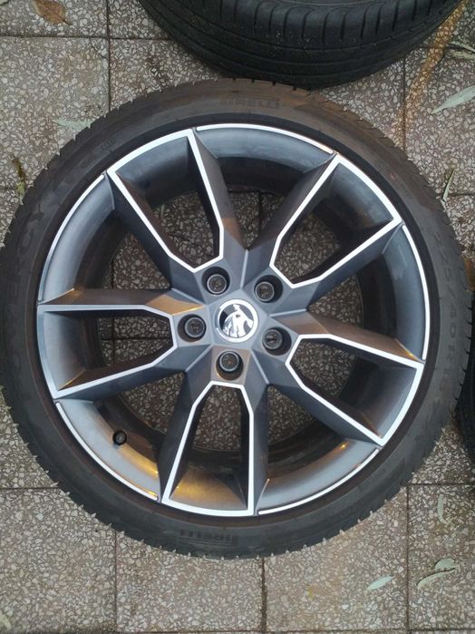 Oryginalne felgi Skoda Gemini 18 cali opony letnie Superb Octavia Golf