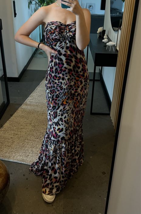 Długa/maxi sukienka w cętki, odkryte ramiona