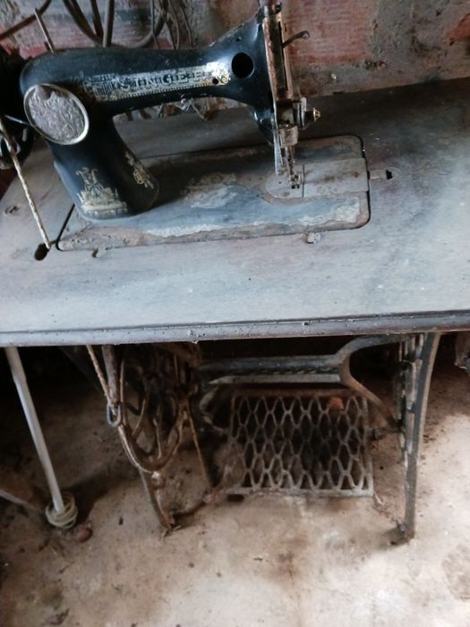 Máquina de costura marca singer usada para restauro muito antiga