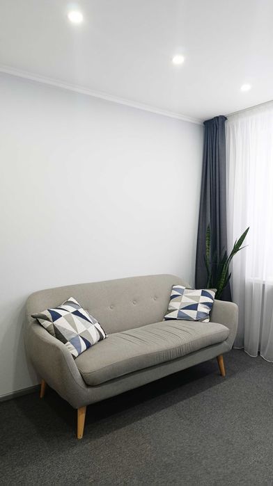 Офіс (3 кабінети). Перший поверх. Світло. Метро Звіринецька 2 хвилини.