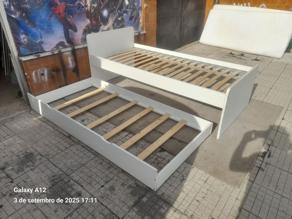 Cama branca dupla com colchões