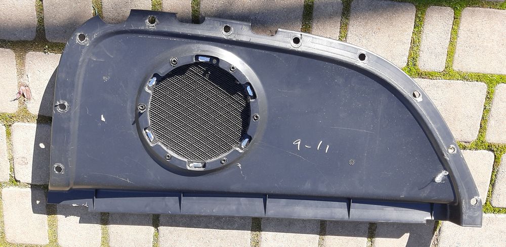Jeep Granb Cherokee Wk2, вставка ( колонка) на праву карту багажника