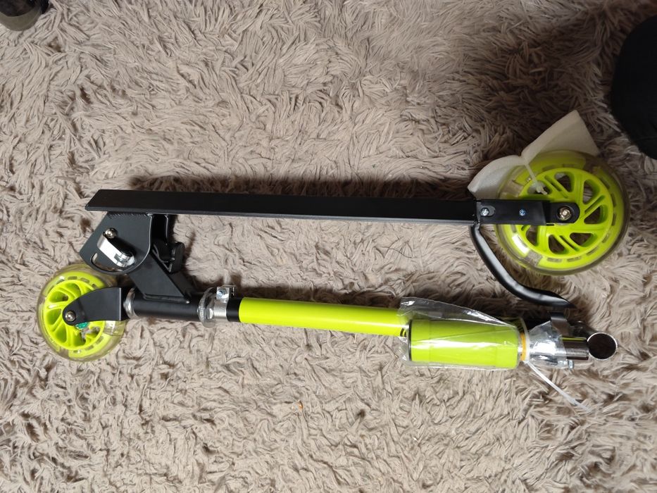 Hulajnoga z świecącymi kółkami