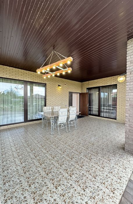 Продам добротный 2-х эт. дом 285 м2 в Обуховке, озеро Попасное, лес