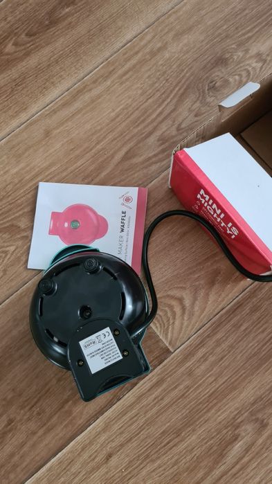 Мини вафельница как новая.