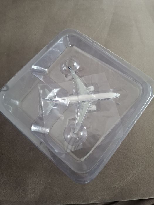 Model samolotu Boeing 737 max 8 PLL LOT skala 1:400