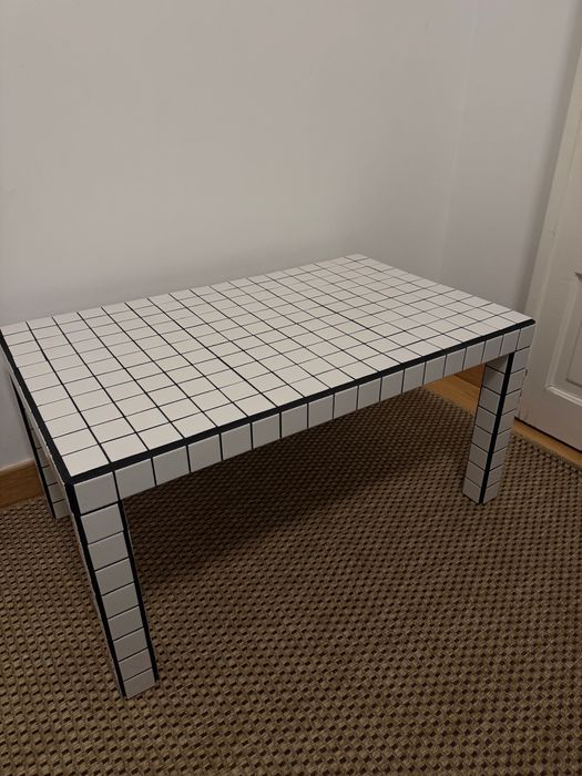 Mesa de centro minimalista em azulejos brancos