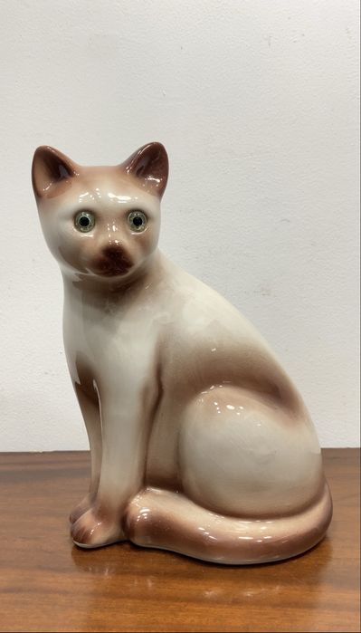 Gato em porcelana.