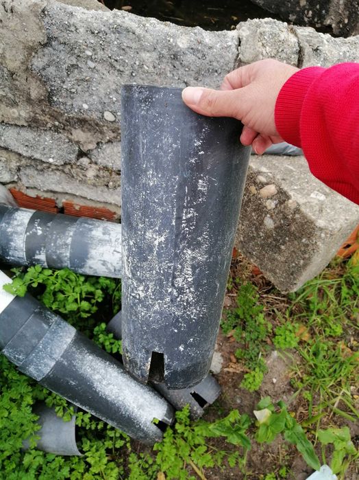 Vasos de plástico para arvores usados - desocupar