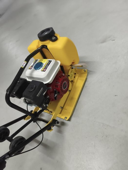 Placa compactadora Vibratória 65kg com depósito de água
