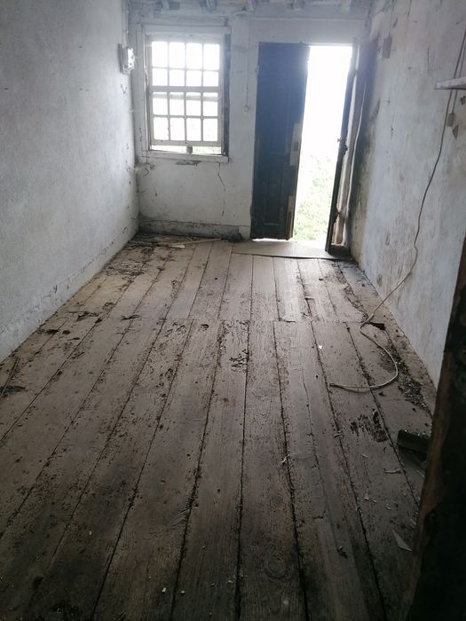 Casinha para reconstrução, às portas do Douro