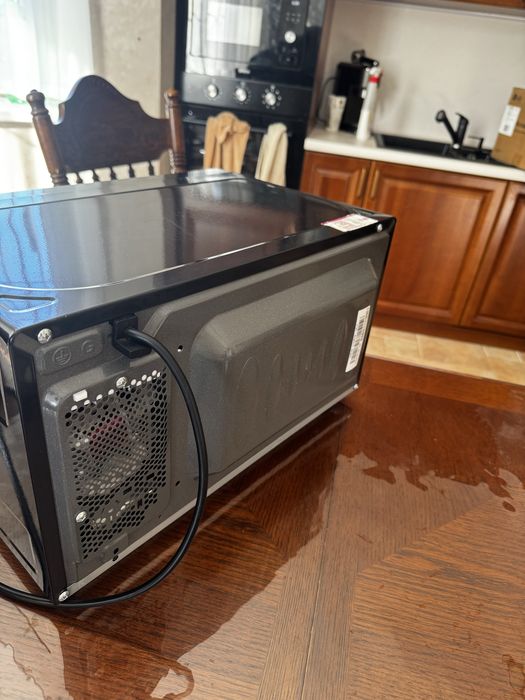 Мікрохвильова піч LG MS2042DB