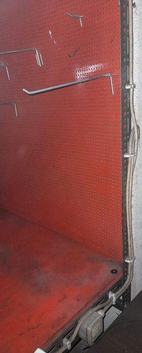 Mesa de trabalho com painel perfurado e instalação eléctrica