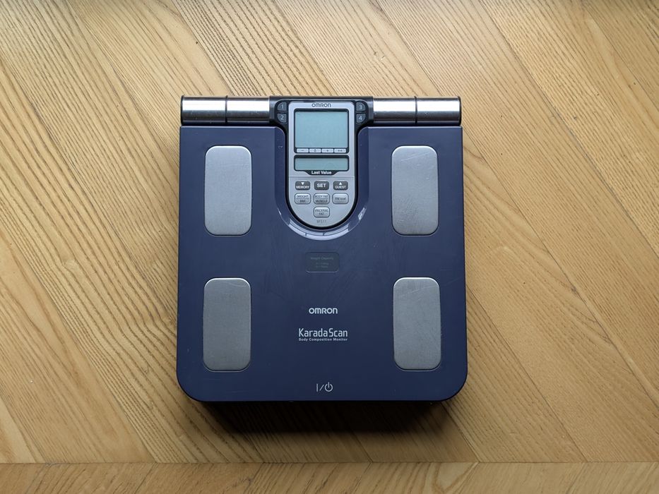 Waga łazienkowa Omron BF511 mierząca poziom tłuszczu i mięśni