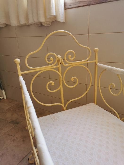 Berço antigo bem conservado. Não necessita de pintura.