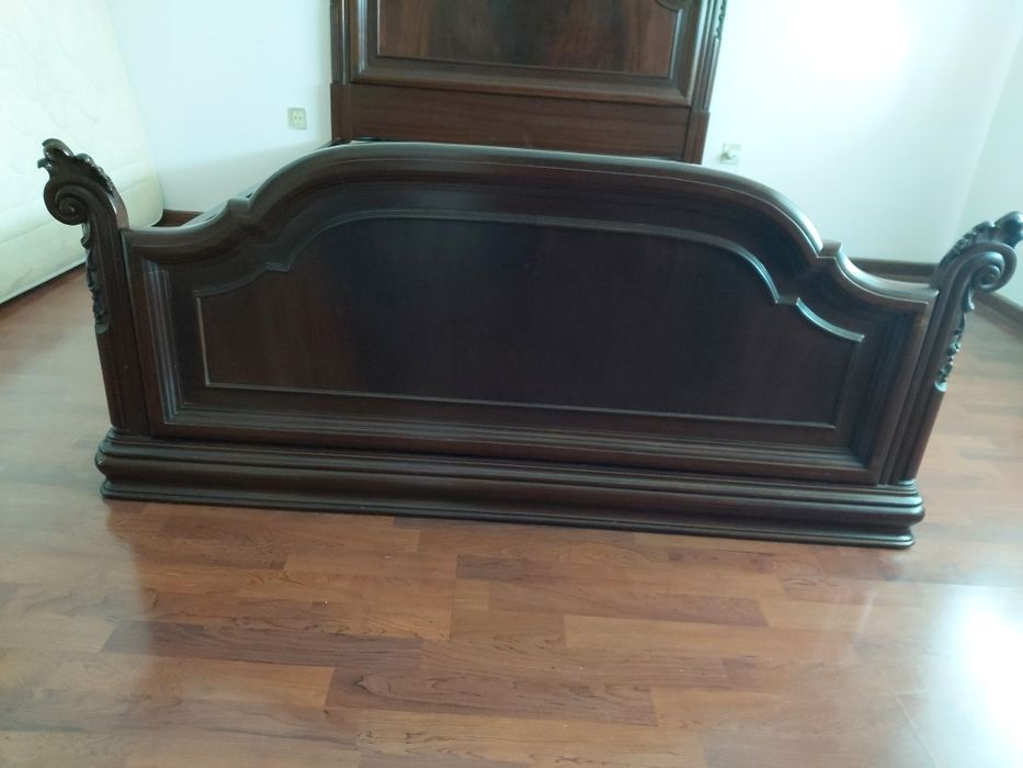 Cama de casal em mogno
