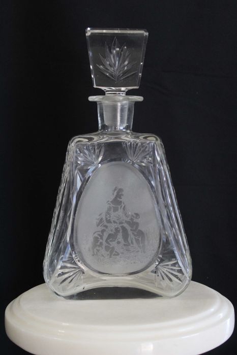 Garrafa de cristal vintage, anos 60, lapidada, gravada à mão.
