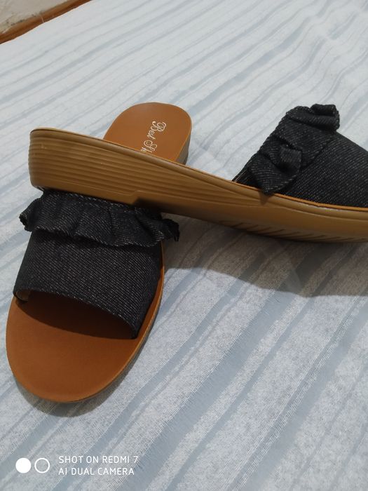 Chinelos em tira de ganga preta