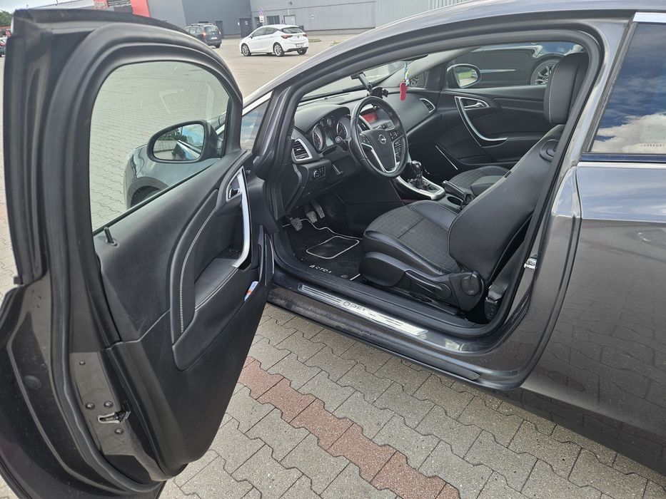 Opel Astra J 1.7 GTC 2012