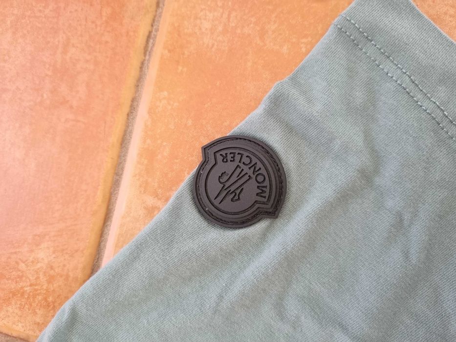 Usado uma vez: T-shirt Monclar para homem. Tamanho S. Preço 75 euros.