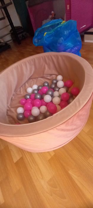 Suchy basen z kulkami