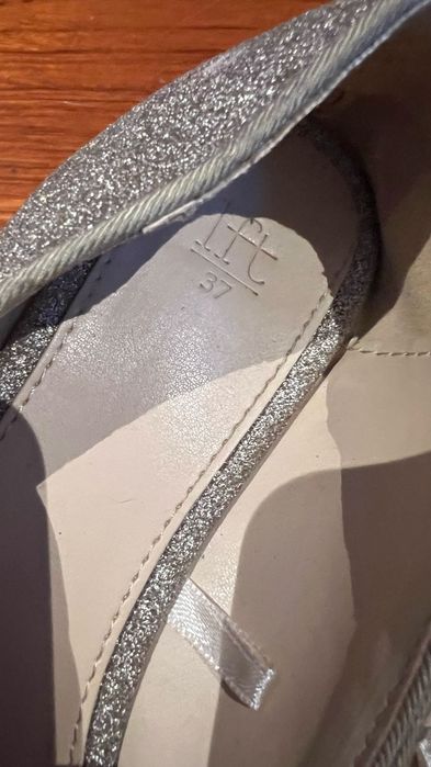 Sabrinas douradas brilhantes da Lefties