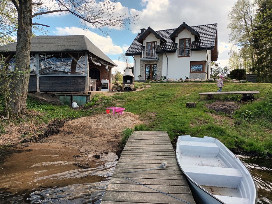 Dom 15 metów od jeziora i lasu z  pomostem i łódką. Grzyby i ryby.