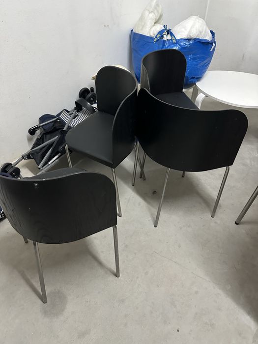 Mesa usada com 4 cadeiras mesa preta