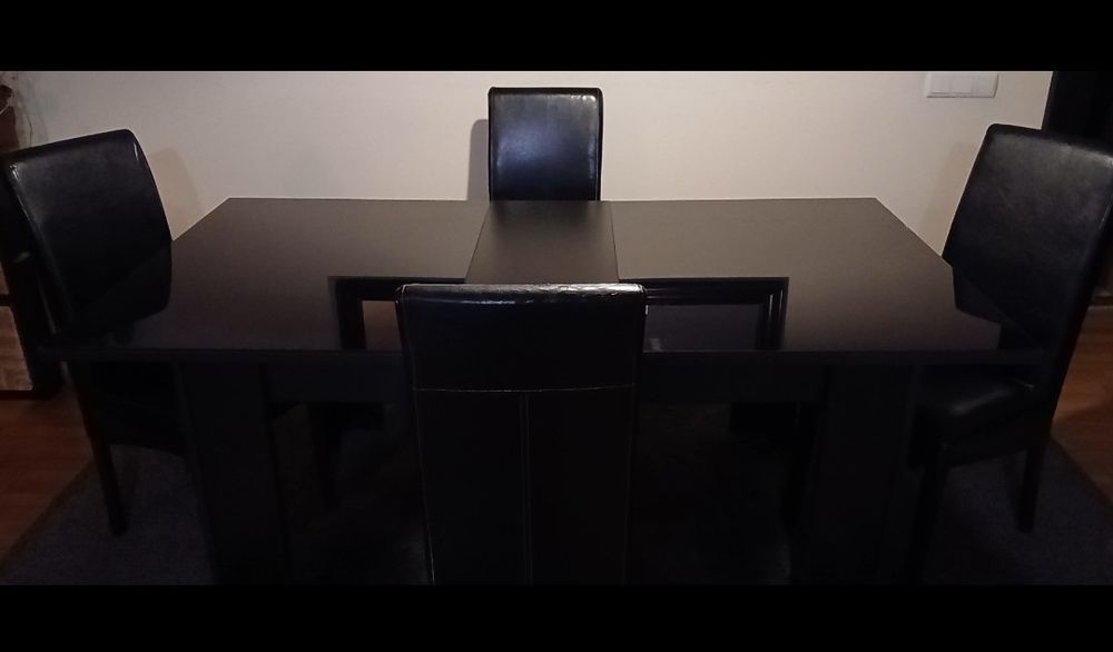 Mesa com  4 cadeiras