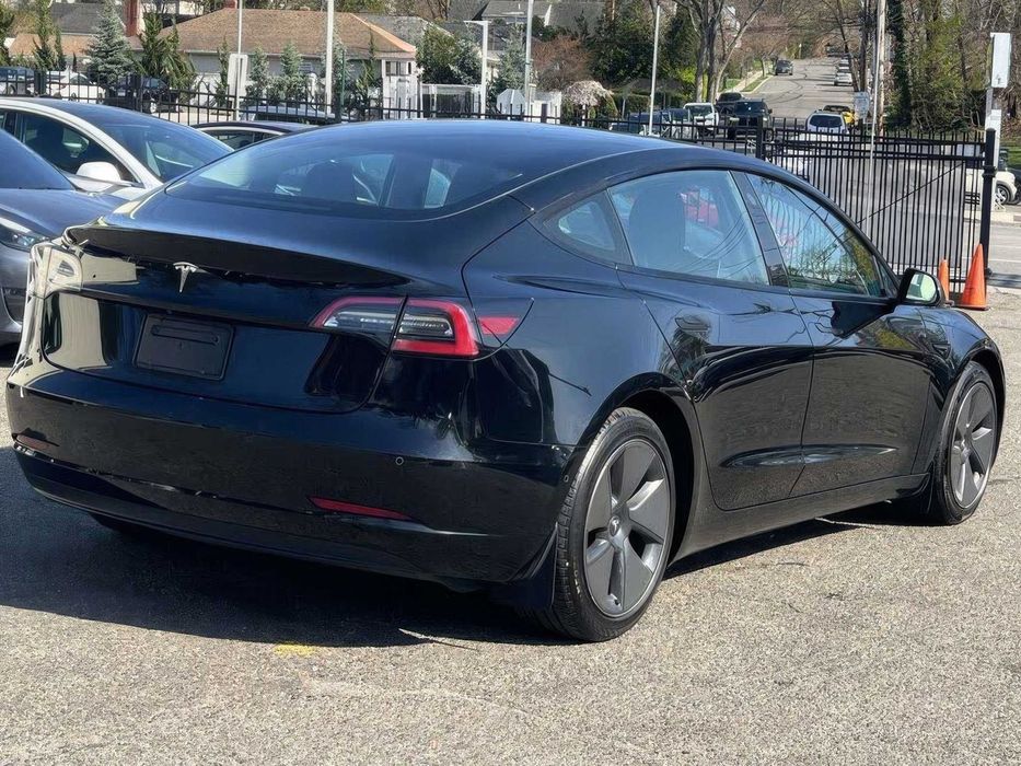 Tesla Model 3      2021