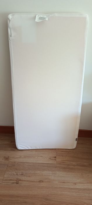 Colchão  como novo  com  lençóis cama criança