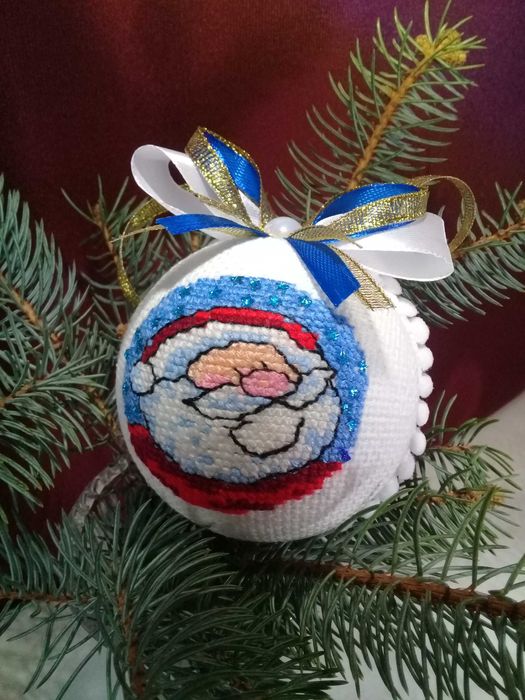 Вишиті новорічні кулі набір
